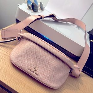 Michael Kors Slater Logo Sling Pack